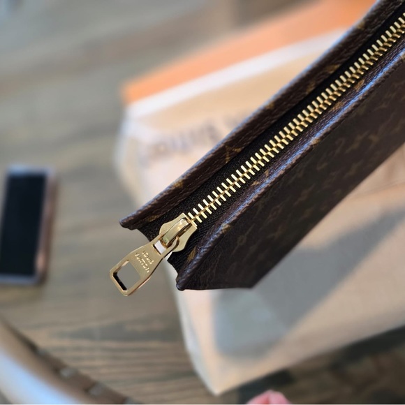 louis vuitton POCHE TOILETTE NM - Picture 5 of 5